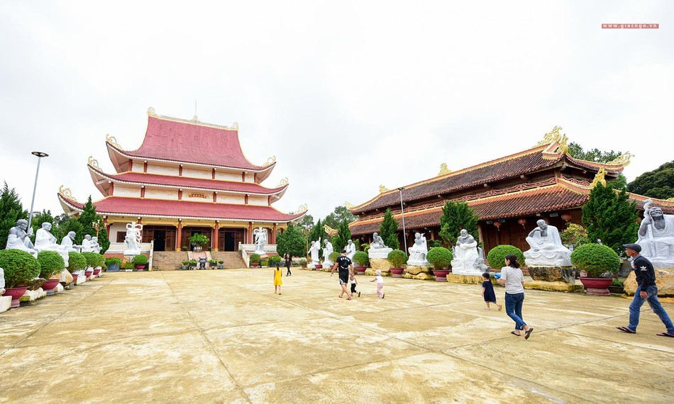 Chùa Khánh Lâm được xây dựng trên một ngọn đồi nguyên sinh, cao trên 1.200 m so với mực nước biển. Nổi bật giữa không gian xanh là chánh điện được cấu trúc ba tầng mái, hút ánh nhìn của mọi người bởi sự kết hợp độc đáo giữa kiến trúc đình, chùa cổ truyền với kiến trúc nhà rông, mang đậm bản sắc văn hóa Tây Nguyên