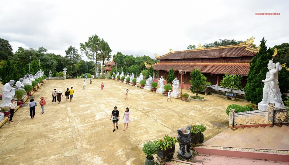 Dọc hai bên sân trước chánh điện là tượng 18 vị La hán với đủ sắc thái khác nhau, trang nghiêm và uy nghi