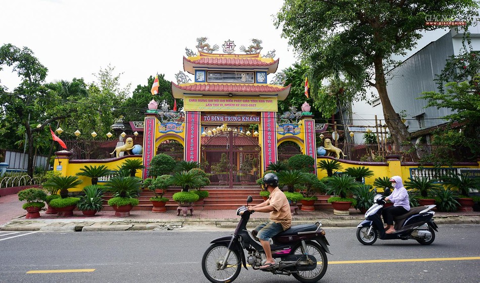 Di tích lịch sử văn hóa cấp tỉnh này tọa lạc tại số 288 Trần Hưng Đạo, thành phố Kon Tum. Chùa Trung Khánh là nơi nuôi dưỡng các chiến sĩ cách mạng và là vùng căn cứ phục vụ cho chiến dịch tổng tiến công và nổi dậy Tết Mậu Thân - năm 1968