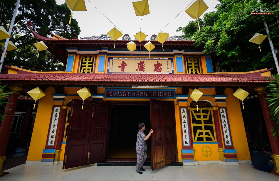 Chùa Trung Khánh được xây dựng từ những năm 40 của thế kỷ XX, là nơi tu niệm của người dân làng Trung Lương. Lúc đầu những người dân cùng góp công sức lấy tre nứa xây dựng chùa, đến năm 1950, trụ trì Thích Huệ Chiếu đã cho xây dựng khang trang lấy tên là &quot;Trung Khánh tự”