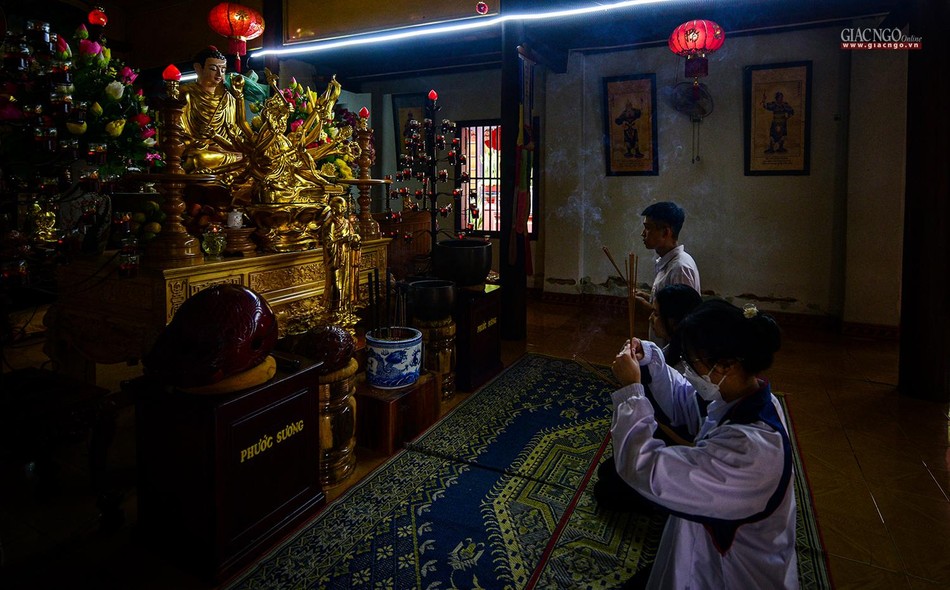 Chùa Trung Khánh có địa thế rất đẹp, xung quanh bao bọc bởi nền đất bằng phẳng, hướng Nam nhìn ra sông Đăk Bla