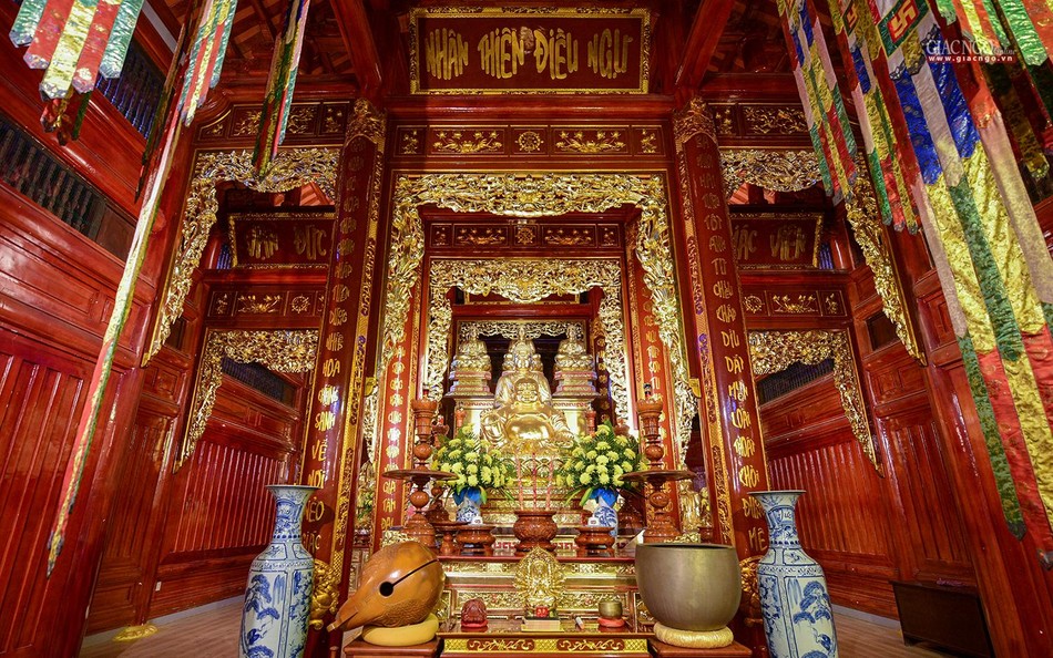 Chánh điện trang nghiêm, trầm hùng