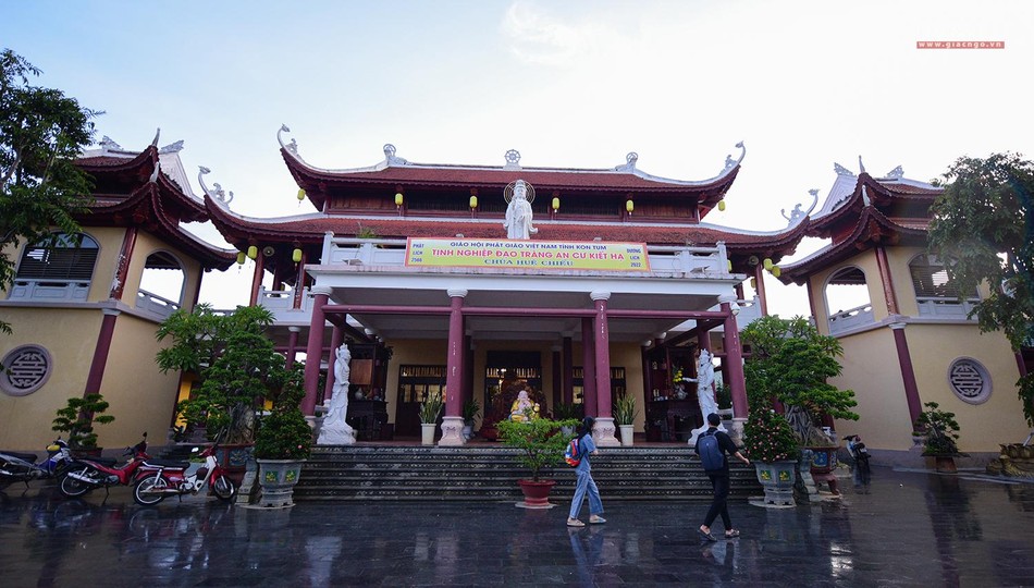 Chùa Huệ Chiếu là nơi đặt Văn phòng Ban Trị sự Phật giáo tỉnh Kon Tum, phục vụ cho Phật giáo tỉnh trên ba lĩnh vực: Chuyên tu, hành chính và văn hóa