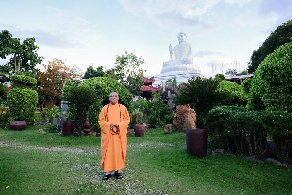 Chùa hấp dẫn mọi người đến chiêm bái bởi tôn tượng Phật Thích Ca tọa thiền cao gần 40 m. Hòa thượng Thích Quảng Xả bên pho tượng Phật tại chùa Huệ Chiếu