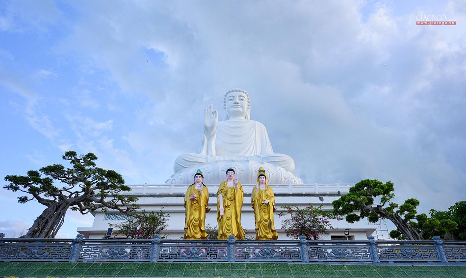 Chùa Huệ Chiếu được khởi công xây dựng vào năm 2014, trên khuôn viên rộng 2 hecta ở phường Ngô Mây, TP.Kon Tum