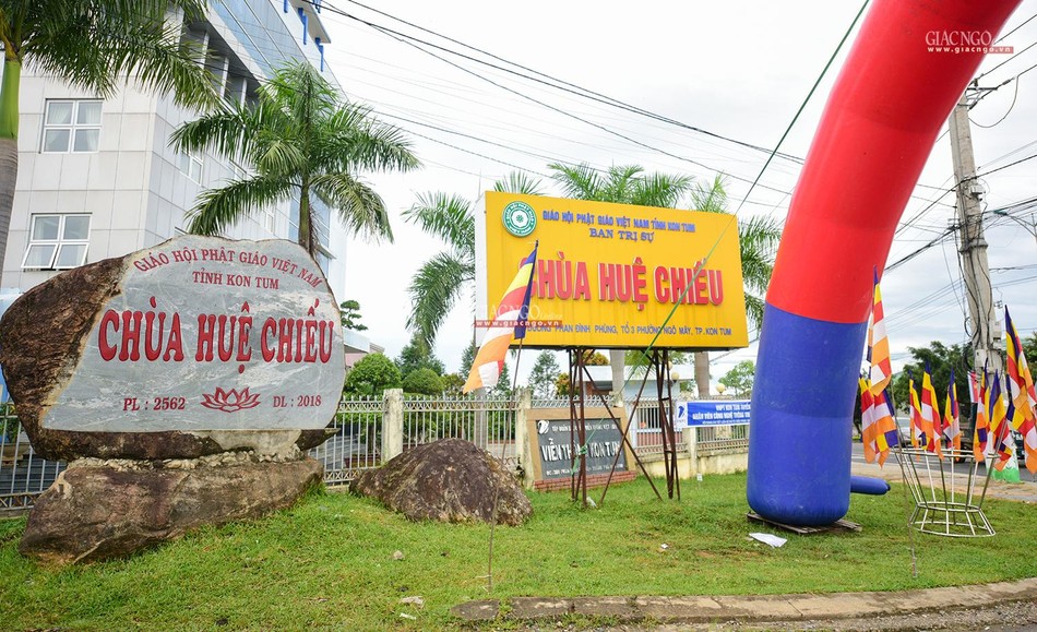 Lối vào chùa Huệ Chiếu rực rỡ sắc cờ Phật giáo