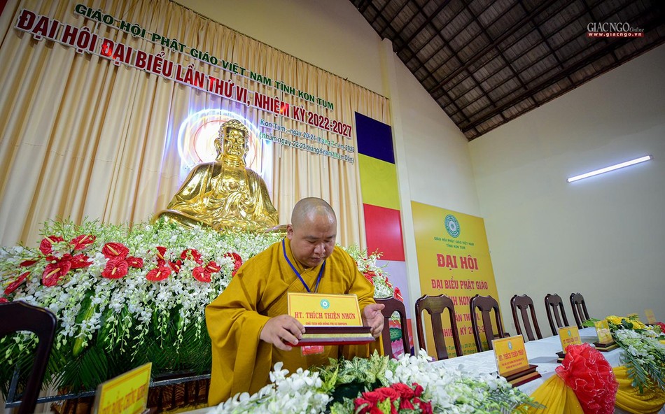 Sắp đặt vị trí chỗ ngồi trên bàn Chứng minh