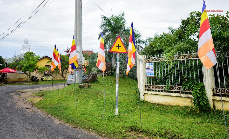 Cờ Phật giáo trên lối vào hội trường chính diễn ra Đại hội