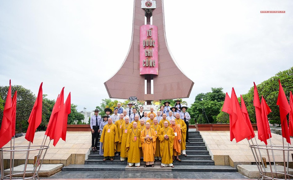 Chư tôn đức tại Đài Tưởng niệm Nghĩa trang Liệt sĩ tỉnh Kon Tum