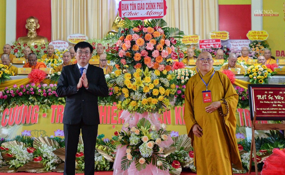 Hòa thượng Thích Quảng Xả nhận hoa chúc mừng của Ban Tôn giáo Chính phủ