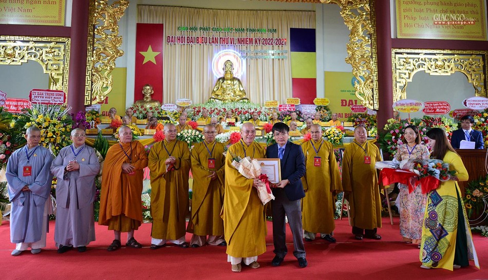 Chính quyền tỉnh Kon Tum trao tặng Bằng khen đến tập thể, cá nhân trong Ban Trị sự có thành tích xuất sắc trong thời gian qua