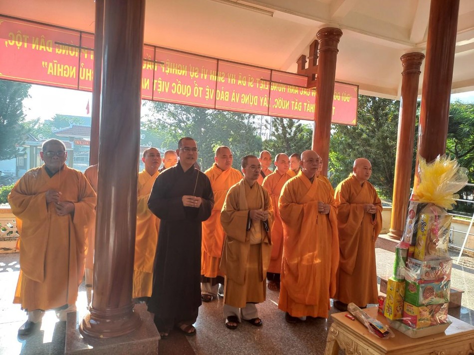 Dâng hương tưởng nhớ các bậc tiền nhân hữu công, anh hùng liệt sĩ đã hy sinh vì Tổ quốc Dâng hương tưởng nhớ các bậc tiền nhân hữu công, anh hùng liệt sĩ đã hy sinh vì Tổ quốc