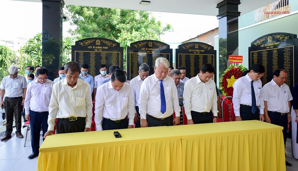 Đại diện chính quyền quận 7 mặc niệm các anh hùng liệt sĩ đã hy sinh vì đất nước Đại diện chính quyền quận 7 mặc niệm các anh hùng liệt sĩ đã hy sinh vì đất nước