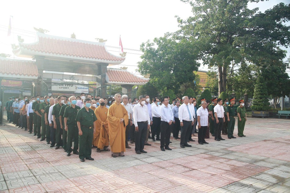 Ban Trị sự Phật giáo quận 7 dâng hương tại Nghĩa trang Liệt sĩ Nhà Bè - Quận 7 - Ảnh: Gia Bảo Ban Trị sự Phật giáo quận 7 dâng hương tại Nghĩa trang Liệt sĩ Nhà Bè - Quận 7 - Ảnh: Gia Bảo