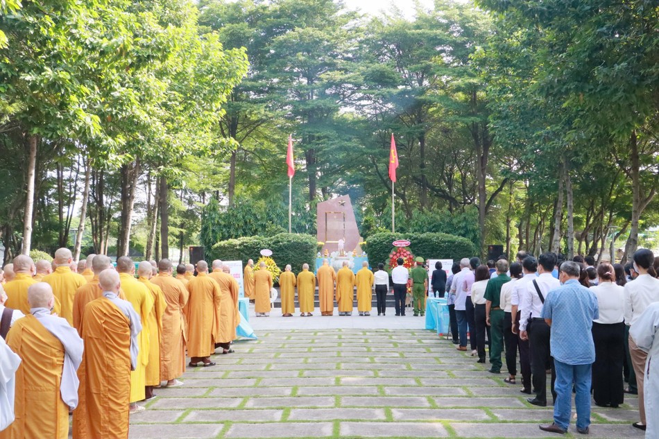 Nghi thức dâng hương, cầu siêu tưởng nhớ các anh hùng, liệt sĩ tại Bia Liệt sĩ xuân Mậu Thân Nghi thức dâng hương, cầu siêu tưởng nhớ các anh hùng, liệt sĩ tại Bia Liệt sĩ xuân Mậu Thân