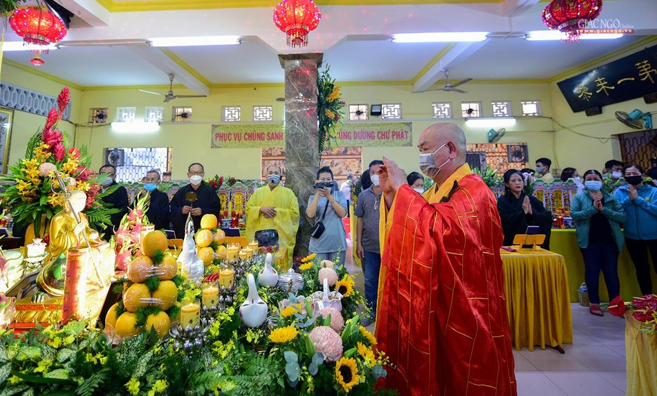 Thượng tọa Thích Huệ Công dâng trầm hương cúng dường Phật Thượng tọa Thích Huệ Công dâng trầm hương cúng dường Phật