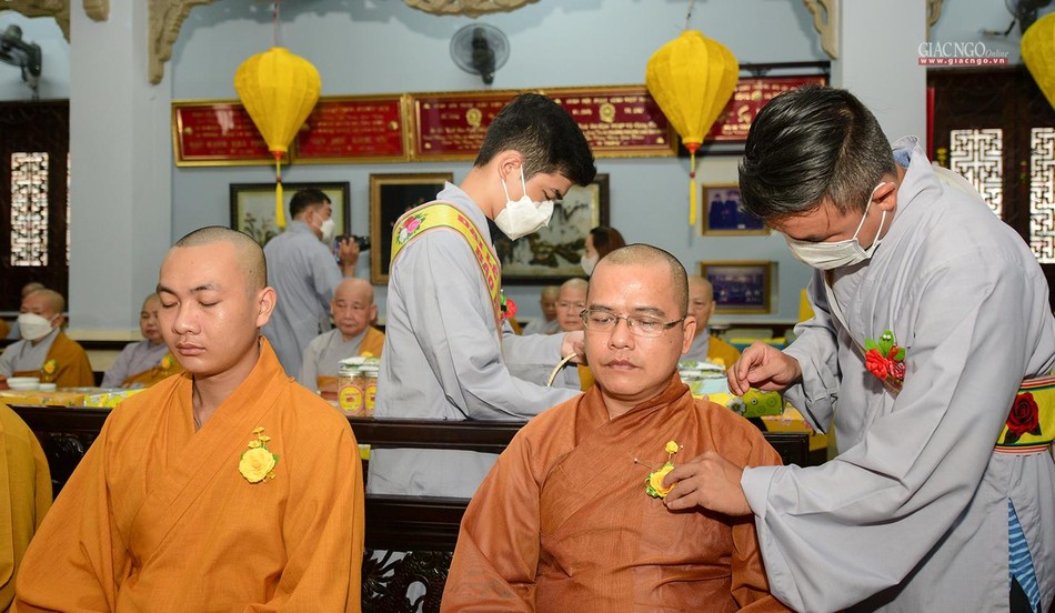 Phật tử cài hoa cho chư Tăng