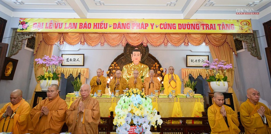 Chư tôn đức niệm Phật cầu nguyện