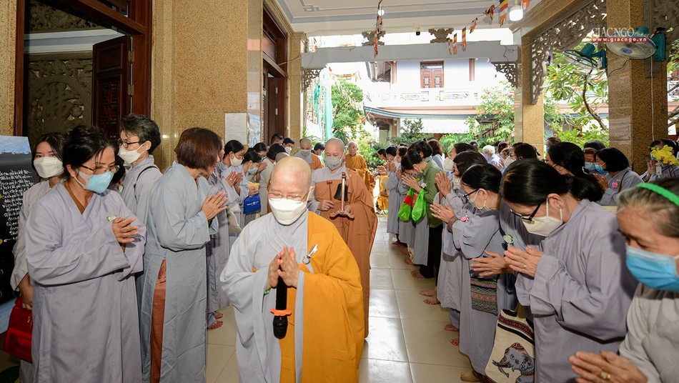 Ni trưởng Thích nữ Như Thảo hướng dẫn Phật tử dâng pháp y cúng dường sau ba tháng an cư của chư tôn đức