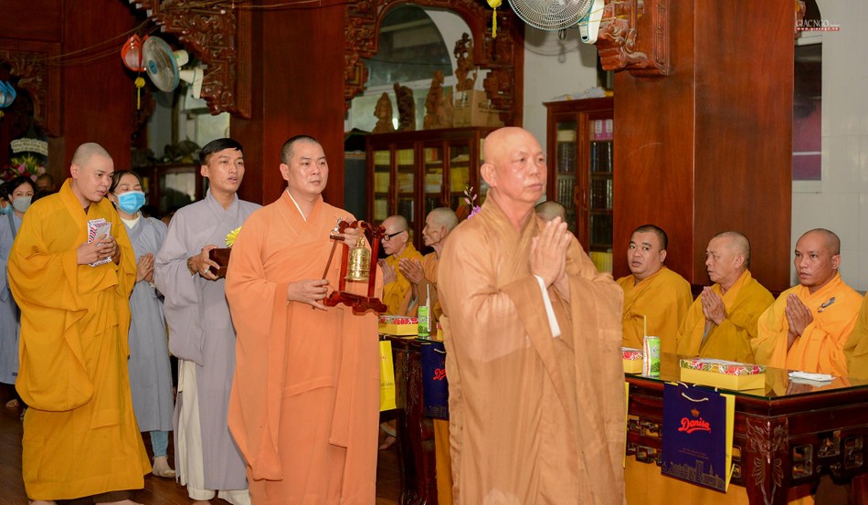 Thượng tọa Thích Thiện Từ hướng dẫn Phật tử dâng y cúng dường