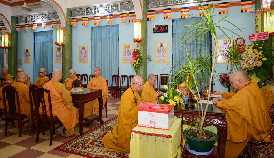 Chư Tăng thực hiện nghi thức Tự tứ