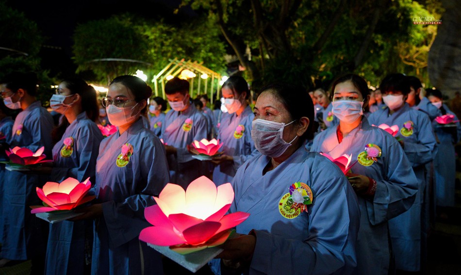 Những người lớn tuổi cũng hòa vào không khí vui tươi, đầm ấm trong đêm hoa đăng ở chùa Diệu Pháp