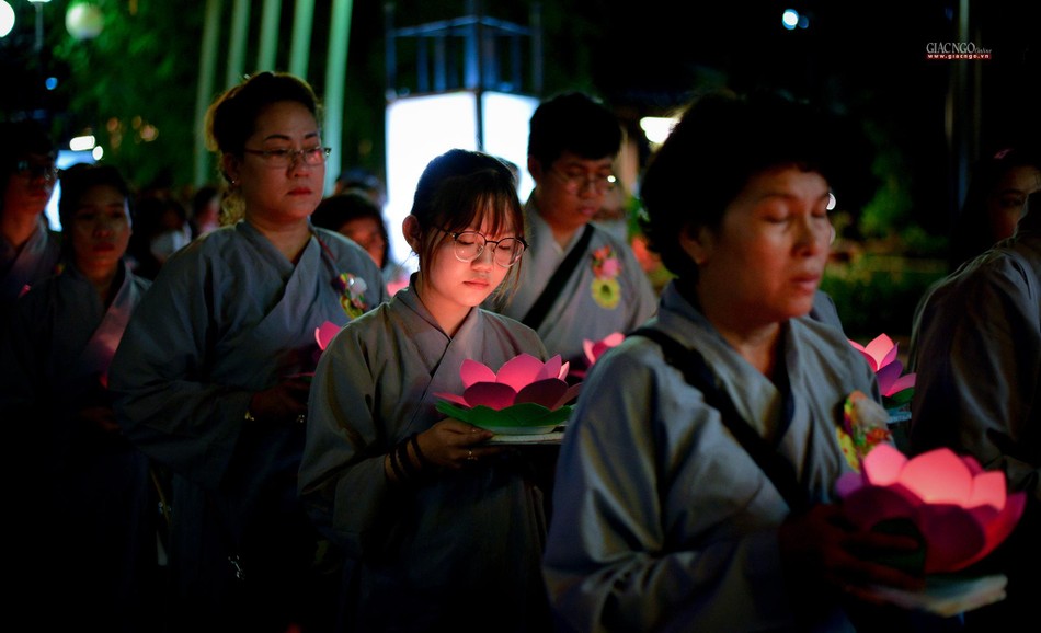 Mọi người được hướng dẫn thực hành những bước chân tỉnh giác, tập trung suy niệm về công ơn của cha mẹ