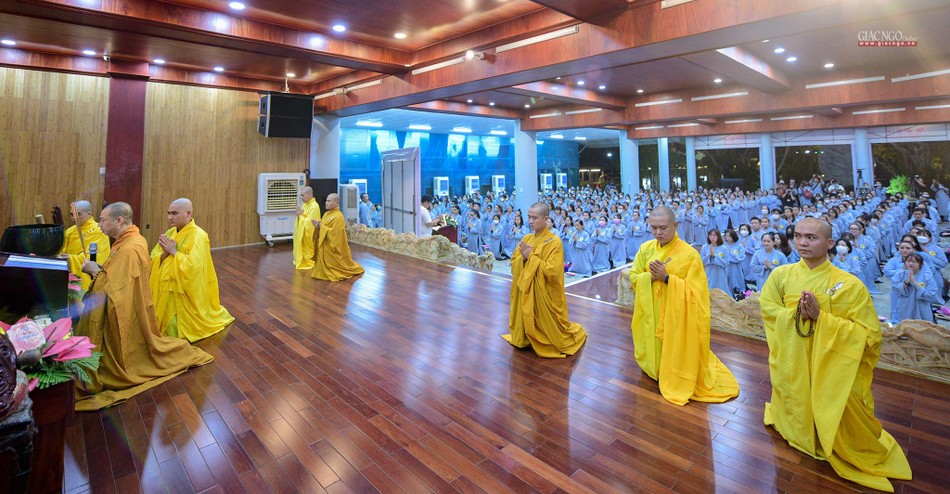 Trước khi diễn ra lễ hoa đăng, chư Tăng chùa Diệu Pháp hướng dẫn Phật tử đảnh lễ Tam bảo