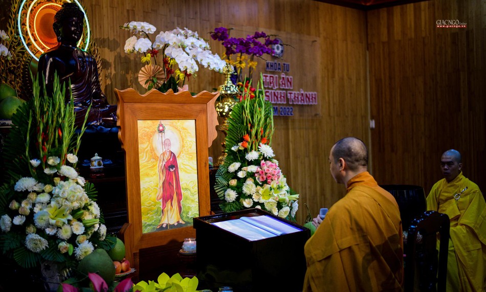 Thực hiện nghi thức tụng kinh Vu lan báo hiếu
