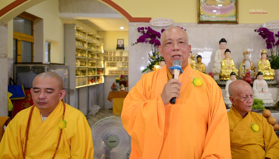 Thượng tọa Thích Thiện Từ chúc phúc Phật tử Thượng tọa Thích Thiện Từ chúc phúc Phật tử