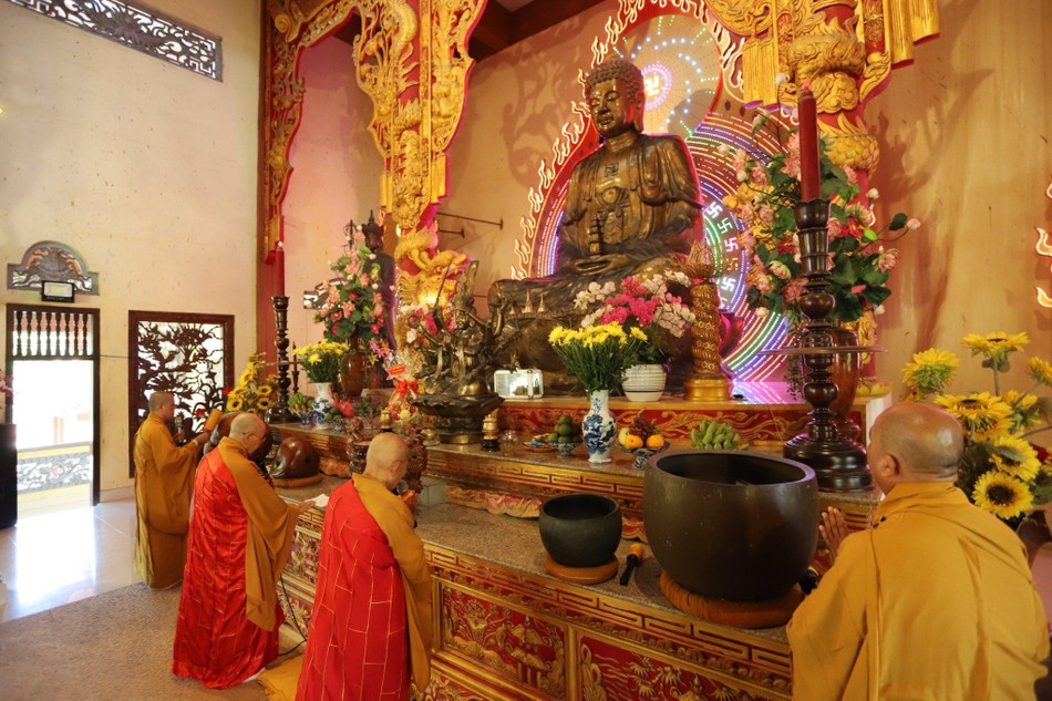 Dâng hương lễ Phật Dâng hương lễ Phật