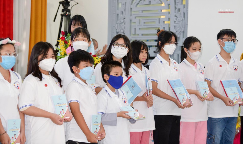 Các bạn trẻ nhận tài liệu học tập