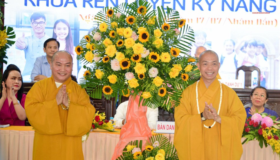 Rất nhiều lẵng hoa của Ban Giáo dục Phật giáo TP.HCM, Học viện Phật giáo VN tại TP.HCM, chính quyền địa phương, các đơn vị tài trợ gửi đến Ban Tổ chức