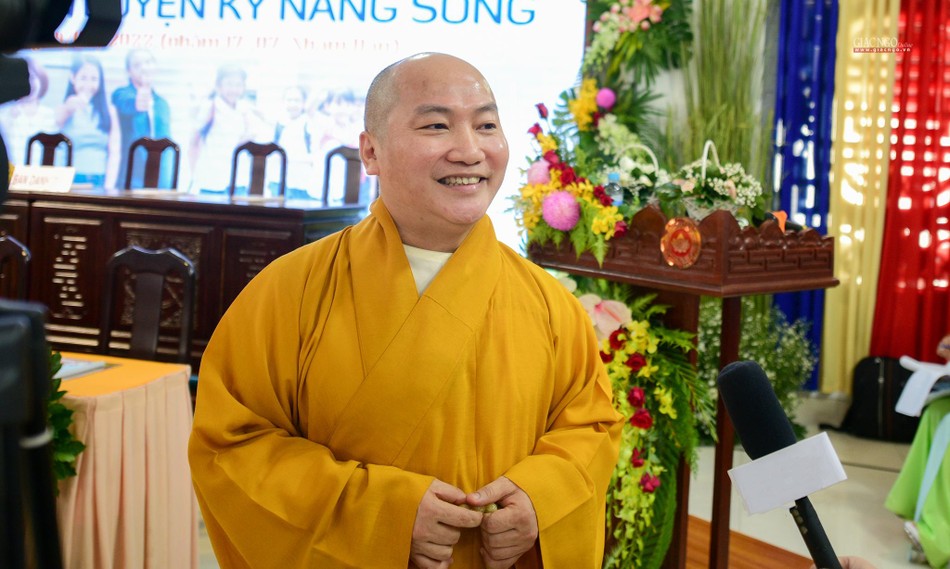 Thượng tọa Thích Phước Tiến chia sẻ mục đích của khóa “Rèn luyện kỹ năng sống” cho các bạn trẻ