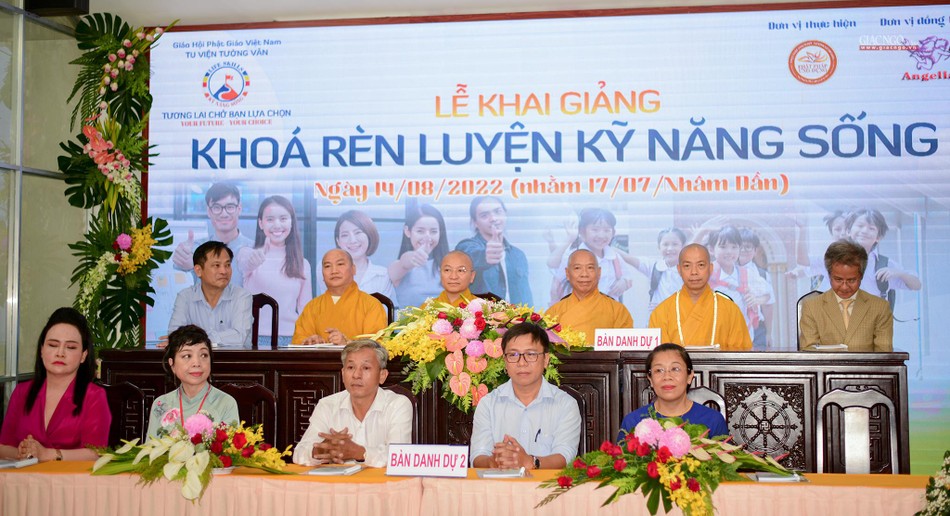 Chư tôn đức và khách mời tham dự