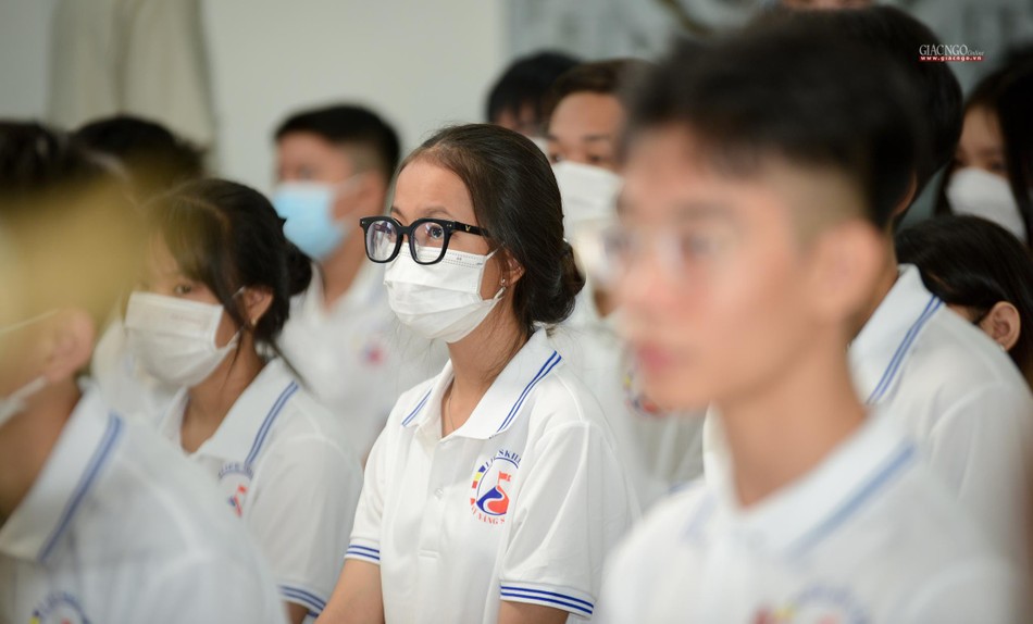 Cũng như kiềm chế cảm xúc của mình khi đối diện với nhiều vấn đề trong xã hội