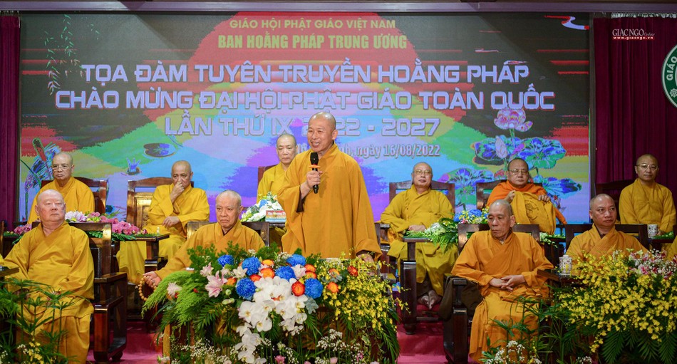 Thượng tọa Thích Minh Nhẫn điều hành tọa đàm