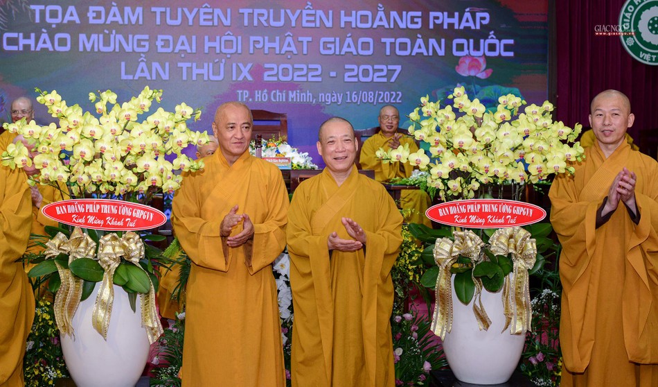 Tặng lẵng hoa chúc mừng đến Hòa thượng Thích Bảo Nghiêm và Hòa thượng Thích Huệ Thông