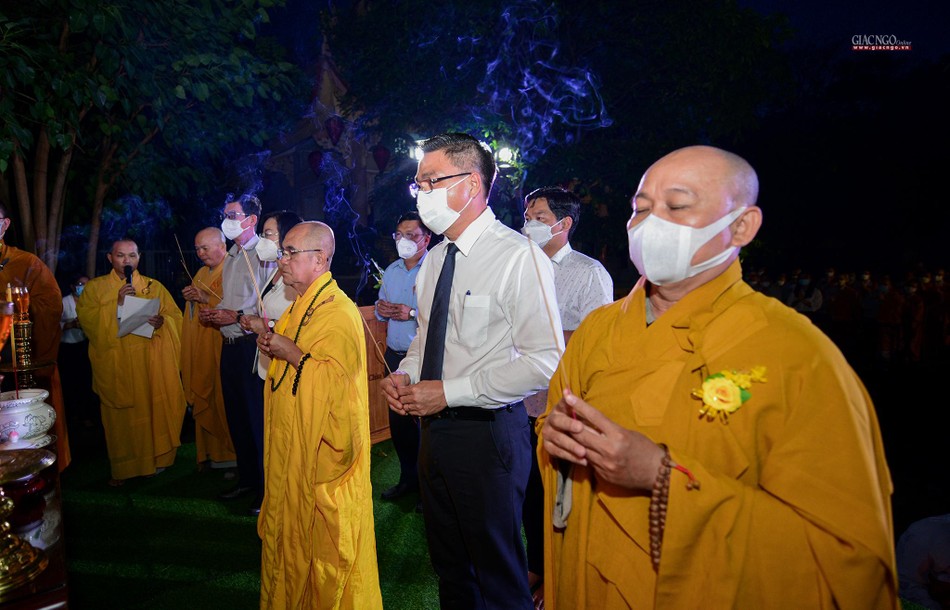 Thực hiện nghi thức cầu siêu Thực hiện nghi thức cầu siêu