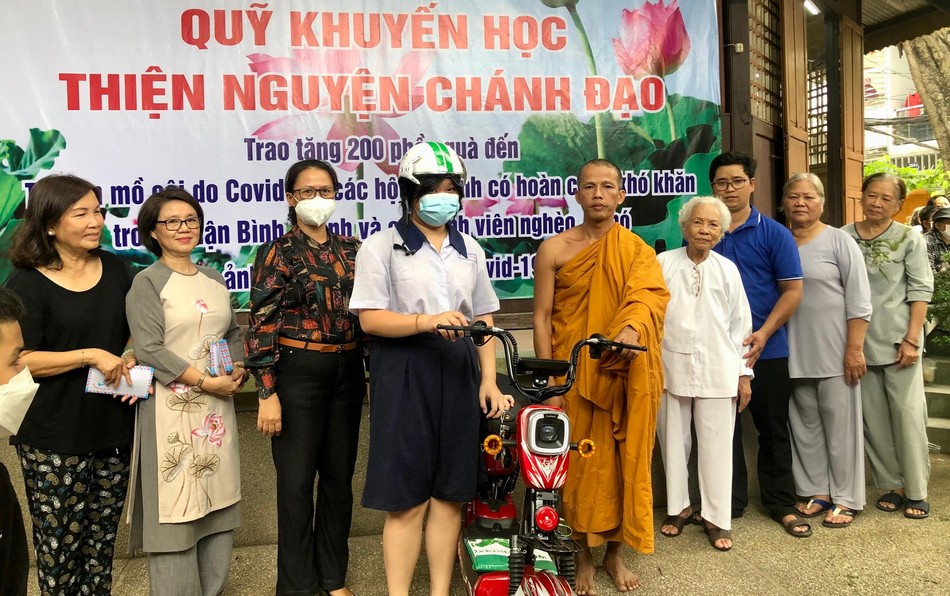 Trao tặng xe đạp điện đến học sinh có hoàn cảnh khó khăn Trao tặng xe đạp điện đến học sinh có hoàn cảnh khó khăn