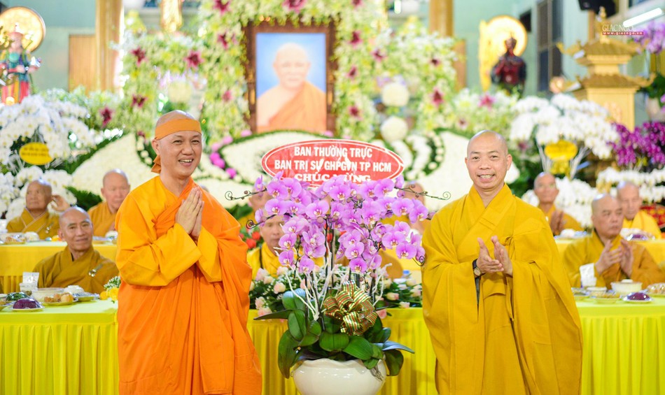 Thượng tọa Thích Quang Thạnh tặng hoa chúc mừng của Thường trực Ban Trị sự GHPGVN TP.HCM Thượng tọa Thích Quang Thạnh tặng hoa chúc mừng của Thường trực Ban Trị sự GHPGVN TP.HCM