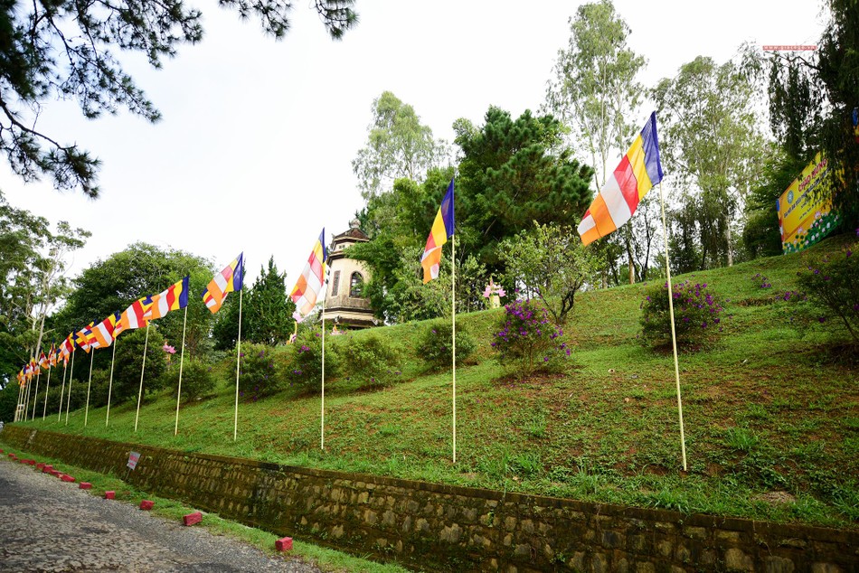 Cờ Phật giáo tung bay Cờ Phật giáo tung bay