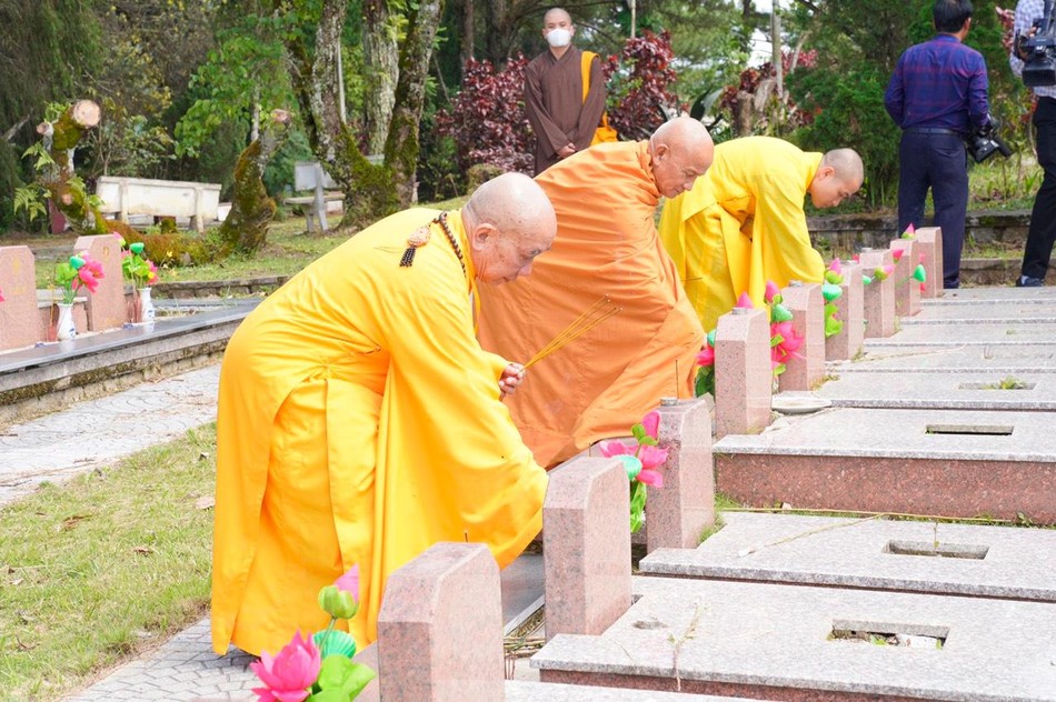 Thắp hương tại các mộ phần liệt sĩ Thắp hương tại các mộ phần liệt sĩ