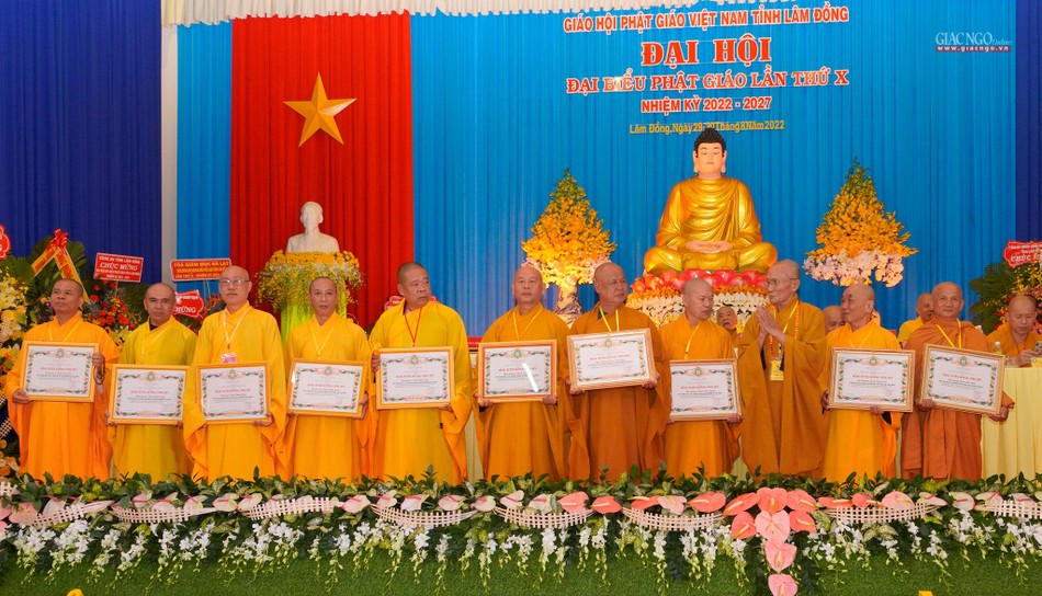 Trung ương Giáo hội tặng Bằng tuyên dương đến Ban Trị sự Phật giáo tỉnh Lâm Đồng Trung ương Giáo hội tặng Bằng tuyên dương đến Ban Trị sự Phật giáo tỉnh Lâm Đồng