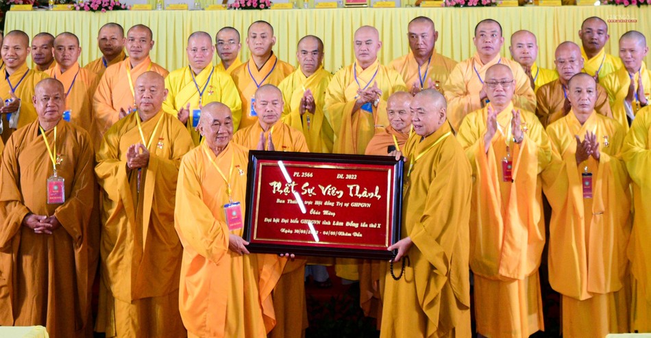 Hòa thượng Thích Thiện Pháp tặng khánh vàng đến tân Ban Trị sự Phật giáo tỉnh Lâm Đồng Hòa thượng Thích Thiện Pháp tặng khánh vàng đến tân Ban Trị sự Phật giáo tỉnh Lâm Đồng