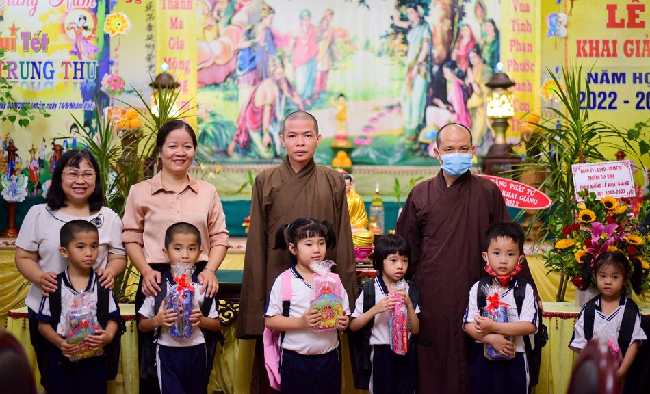 Tặng quà đến các em học sinh Tặng quà đến các em học sinh