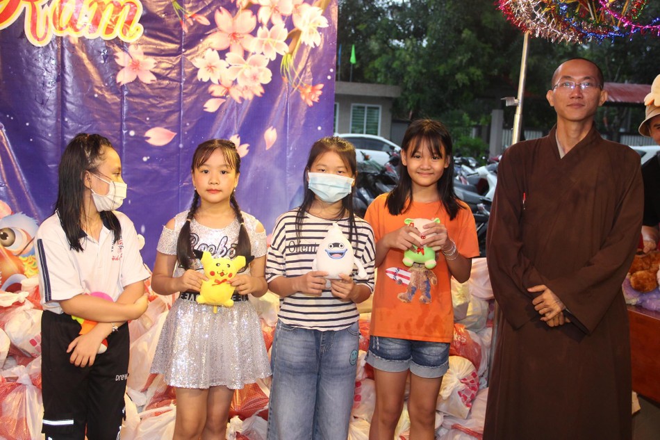 450 phần quà được chùa Bửu Đà gửi đến các em thiếu nhi tại Bà Rịa-Vũng Tàu 450 phần quà được chùa Bửu Đà gửi đến các em thiếu nhi tại Bà Rịa-Vũng Tàu