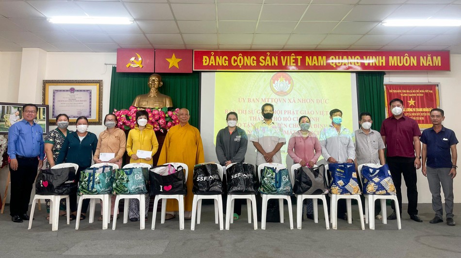 Thượng tọa Thích Thiện Từ trao tặng các phần quà đến người dân Thượng tọa Thích Thiện Từ trao tặng các phần quà đến người dân