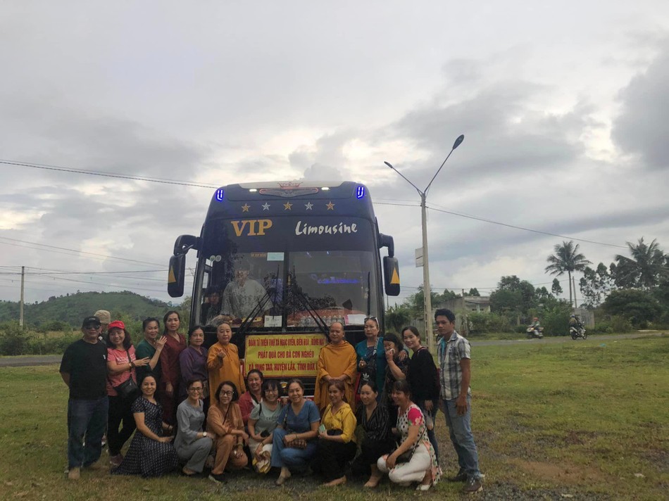 Ni sư Liên Sương hướng dẫn đoàn từ thiện tịnh xá Ngọc Uyển tặng quà Trung thu Ni sư Liên Sương hướng dẫn đoàn từ thiện tịnh xá Ngọc Uyển tặng quà Trung thu