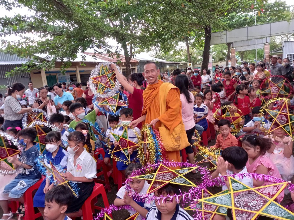 Đại đức Giác Minh Thuận trao tặng các phần quà đến các em học sinh Đại đức Giác Minh Thuận trao tặng các phần quà đến các em học sinh